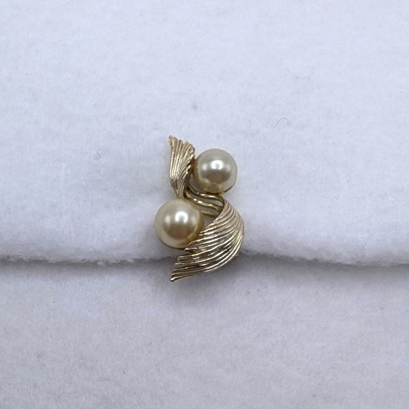 Vintage Lisner SINGLE Faux Pearl Gold Tone Swirl Clip On Earring - Picture 1 of 3